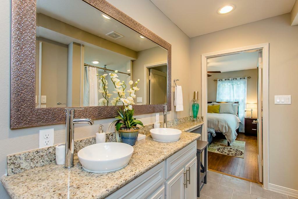The Blue Door Bungalow - Luxury Home Downtown Хюстън Екстериор снимка